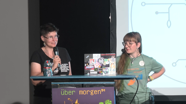 2 Personen an einem Pult AKND3_Screenshot