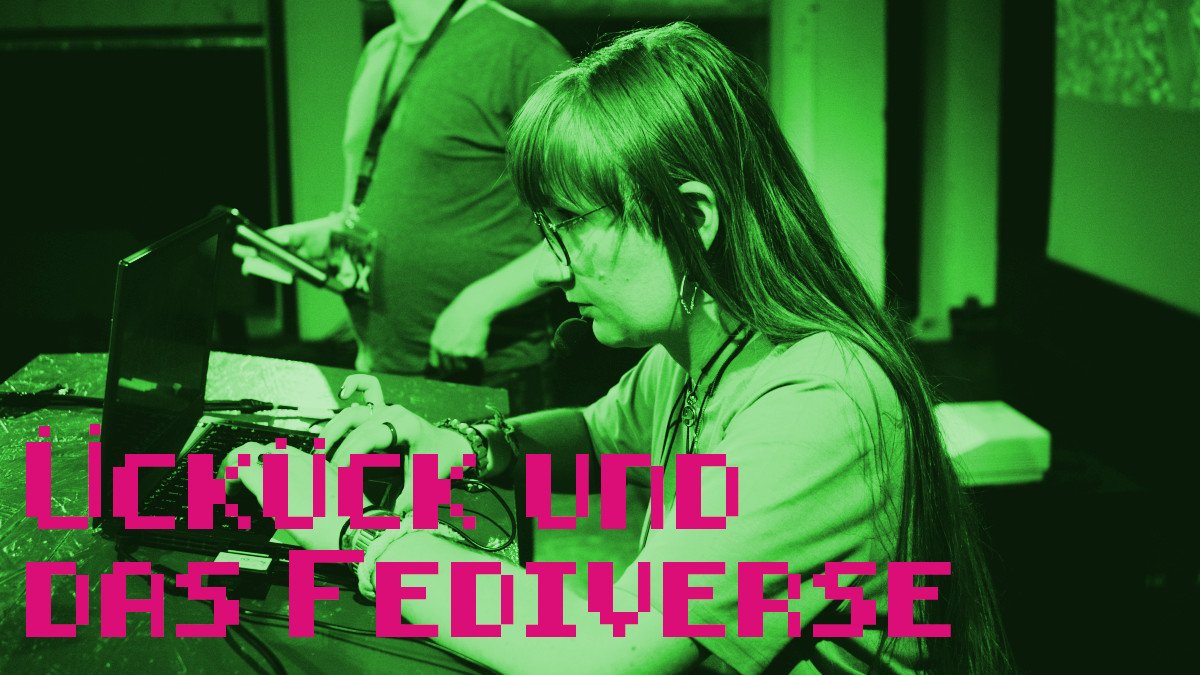 %C3%BCck%C3%BCck_und-das_fediverse Ich von der Seite an einem Laptop; das Bild ist leuchtend grün eingefärbt. Darüber in pixeliger rosa Schrift: Ückück und das Fediverse