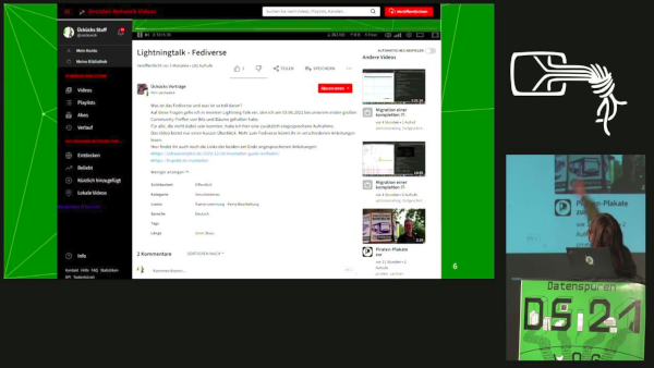 Ich auf einer Bühne, wie ich auf eine im Hintergrund angezeigt Präsentation zeige Fediverse Stephanie Henkel Ückück.png