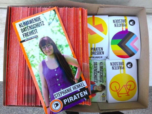 Eine kleine Kiste mit Flyern von mir und verschiedenen Stickern Flyerkiste Stephanie Henkel