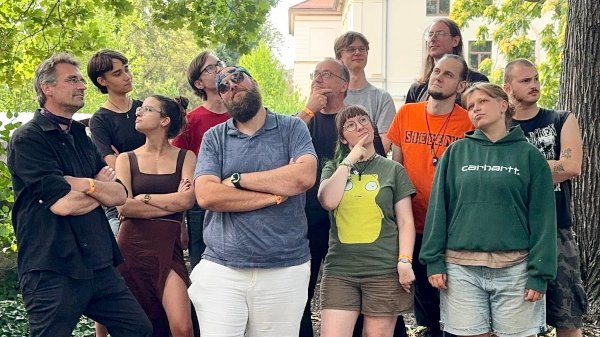 Eine Gruppe Menschen schaut fragend in die Luft. Gang-Bild-Denken-quer
