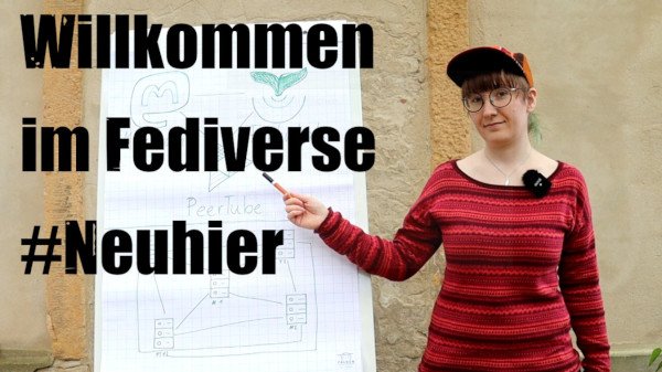 Ich zeige auf ein Whiteboard; Neben mir die Worte: Willkommen im Fediverse #Neuhier Neuhier im Fediverse Ückück Stephanie Henkel