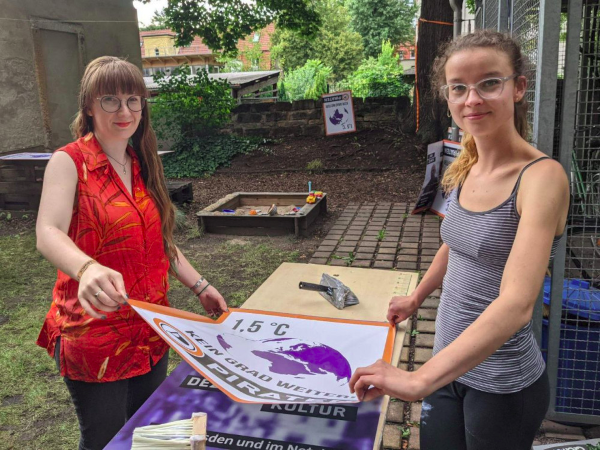 Anne und ich beim Kleistern in einem Hinterhof Stephanie Henkel Anne Herpertz Kleistern