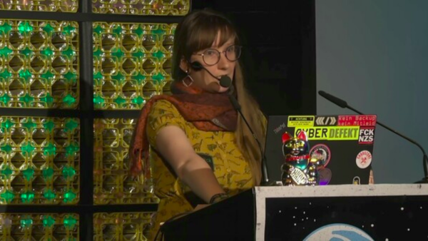 Ich an einem Pult mit Mikrofon; Hinter mir eine Lichtinstallation Stephanie Henkel Ückück rtc Potsdam