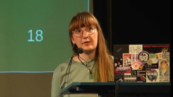 Ich an einem Pult mit Laptop schaue nach oben Transparenzgesetz_Screenshot